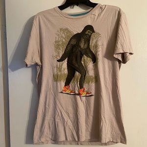 Men’s gray Bigfoot shirt size large